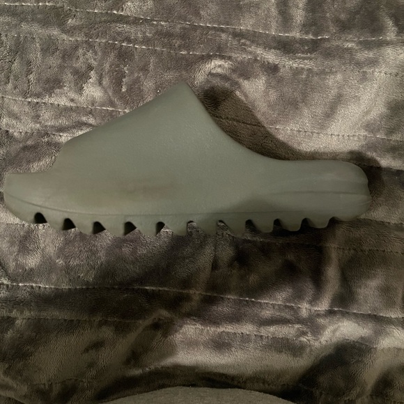 Slate Grey Yeezy Slides, Size 4 - Picture 8 of 12